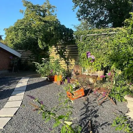 En Smuk Og Charmerende Oase Meget Taet Pa Centrum!