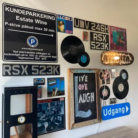 En Smuk Og Charmerende Oase Meget Taet Pa Centrum! アパート ホルステブロー