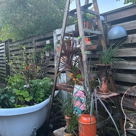 En Smuk Og Charmerende Oase Meget Taet Pa Centrum!